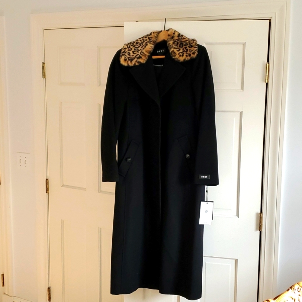 DKNY NEW wool coat, removable fur collar.